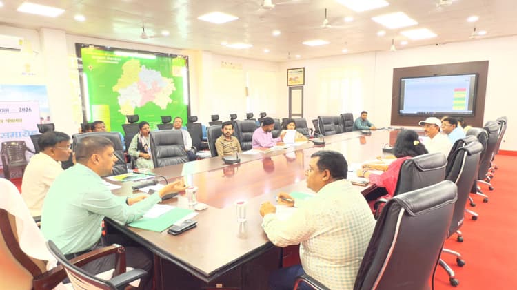 उपायुक्त ने की ग्रामीण विकास विभाग और पंचायती राज की योजनाओं की समीक्षा