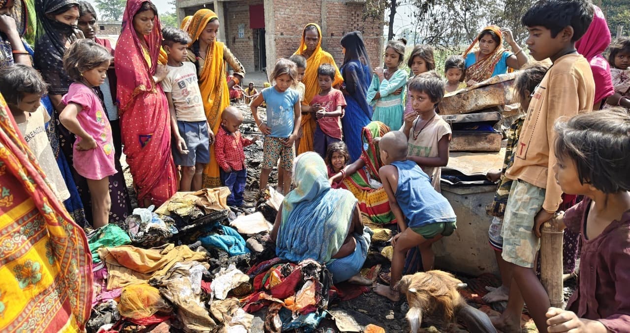 चूल्हे की चिंगारी से सुखाशन पंचायत में भीषण आग, 14 घर जलकर राख, लाखों की संपत्ति एवं नकदी का नुकसान