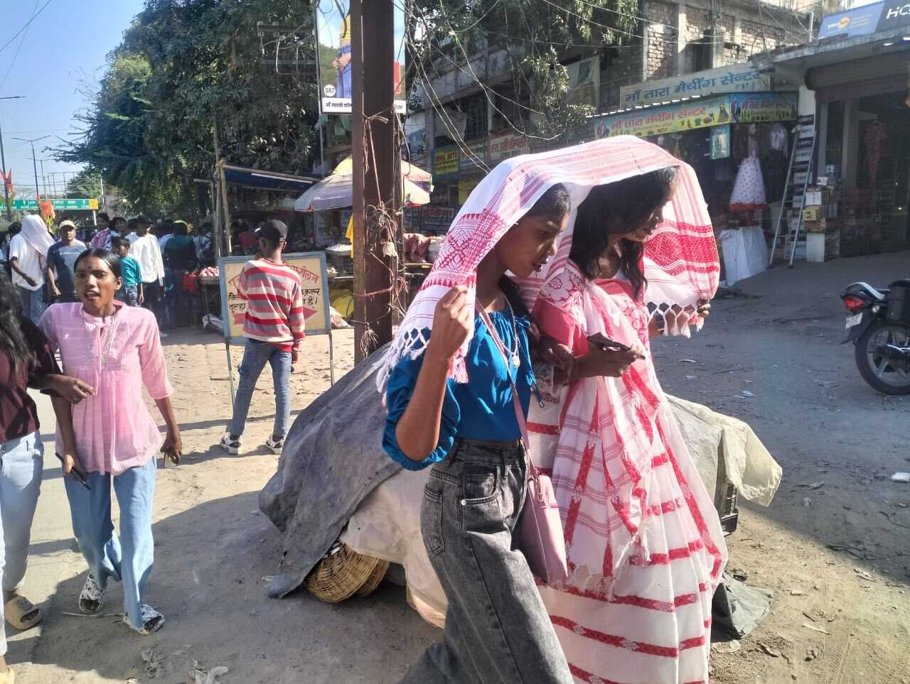 तेज धूप व गर्मी ने लोगों को किया परेशान, छांव ढूंढते रहे लोग