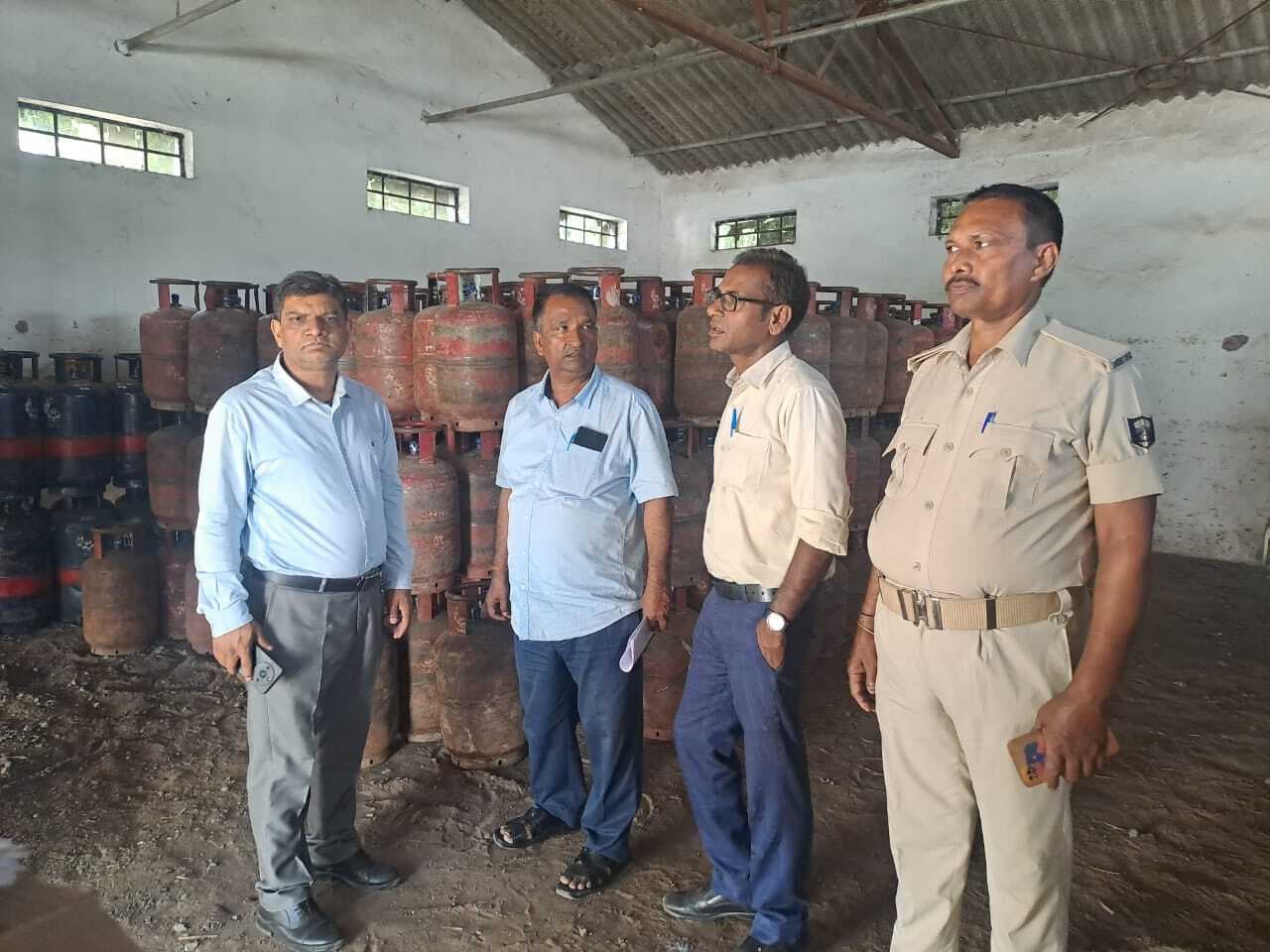 गैस गोदाम का औचक निरीक्षण, सुरक्षा एवं वितरण व्यवस्था की हुई गहन जांच