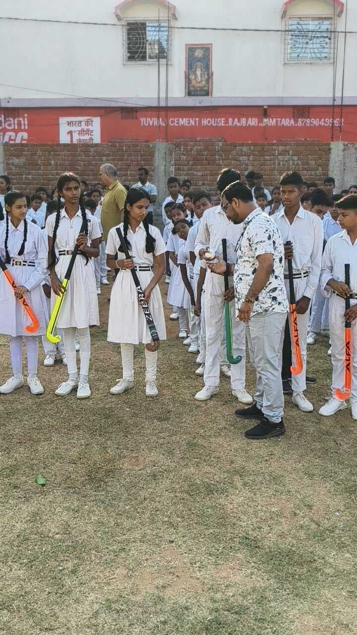 छात्र-छात्राओं के बीच हॉकी खेल सामग्री वितरित