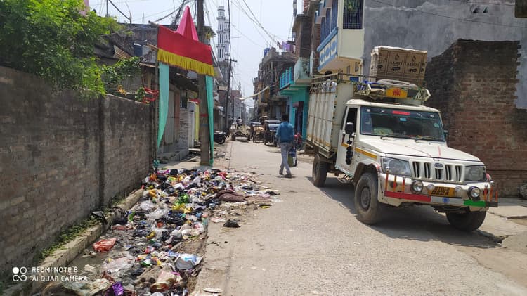 सफाई कर्मियों की हड़ताल से सड़कों पर कचरे का अंबार