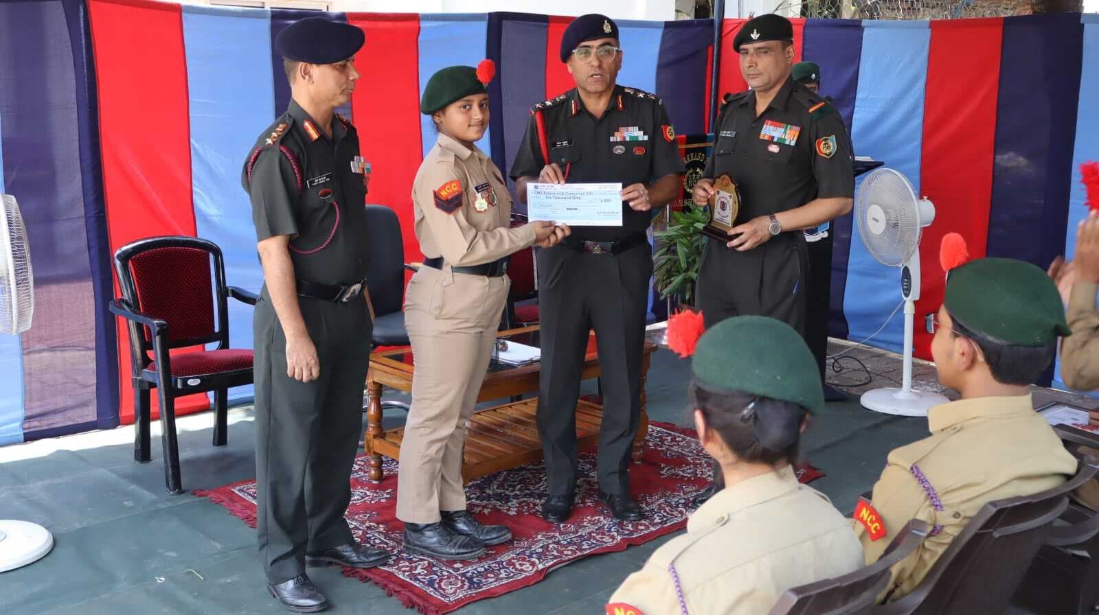 37 Ncc battalion : स्कॉलरशिप और बेस्ट कैडेट पुरस्कार पाने वालों को मिला चेक