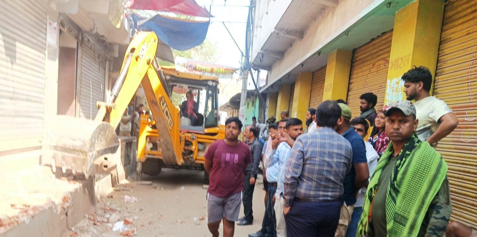 हवेली खड़गपुर में अतिक्रमण पर चला बुलडोजर, सड़कें हुई चौड़ी, वाहनों ने भरी फर्राटा