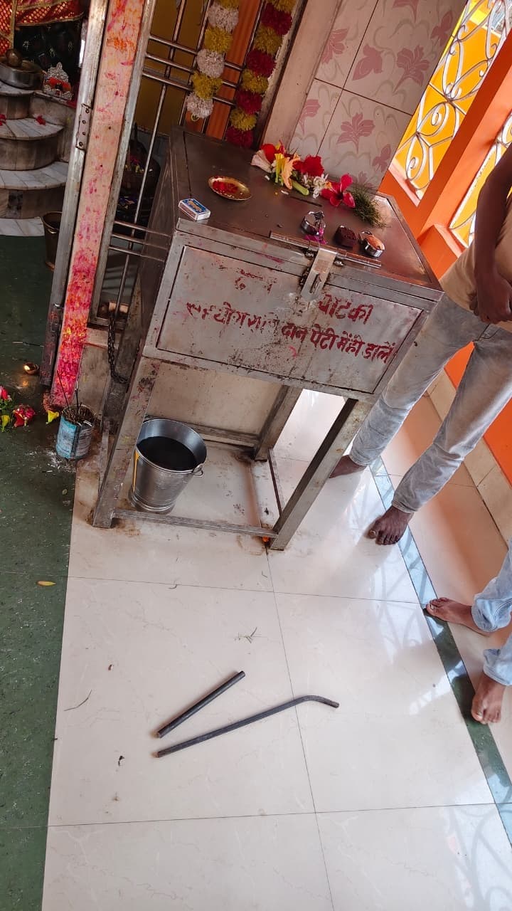 मंदिर का दानपेटी तोड़कर ढाई हजार की चोरी