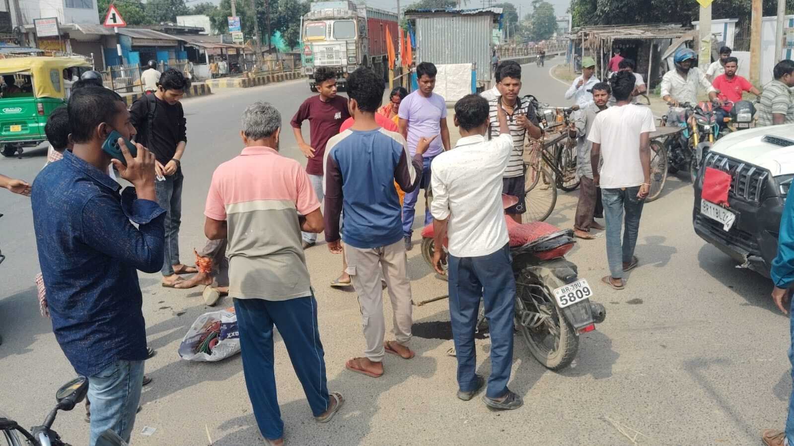 डीएसओ के वाहन की टक्कर से मजदूर का टूटा पांव