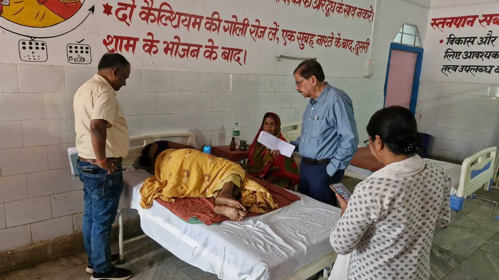 अस्पताल में गंदगी पर भड़के सिविल सर्जन, कर्मियों को लगायी कड़ी फटकार