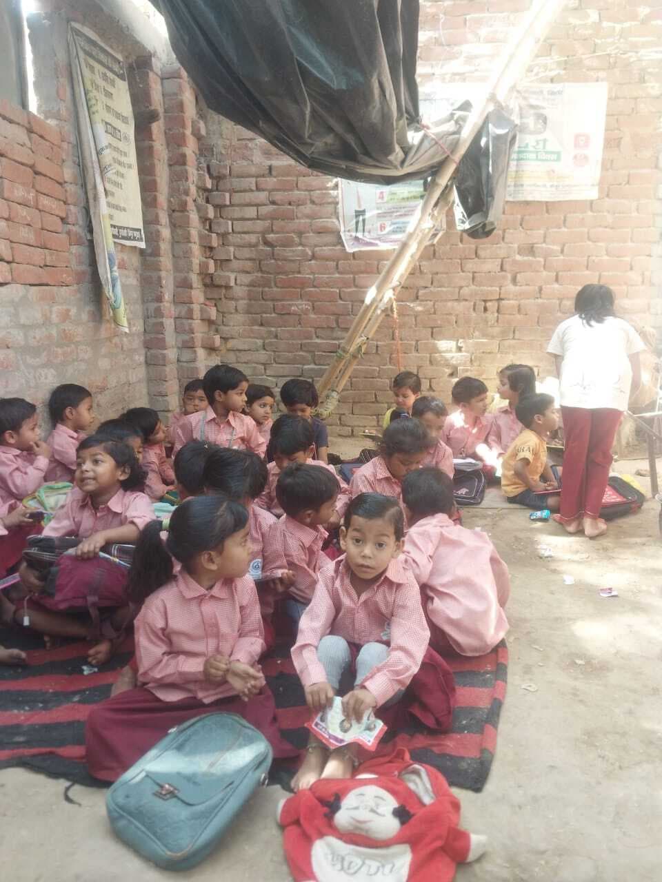 बिना छत के चल रहा आंगनबाड़ी केंद्र, भीषण गर्मी में बच्चों की हालत खराब