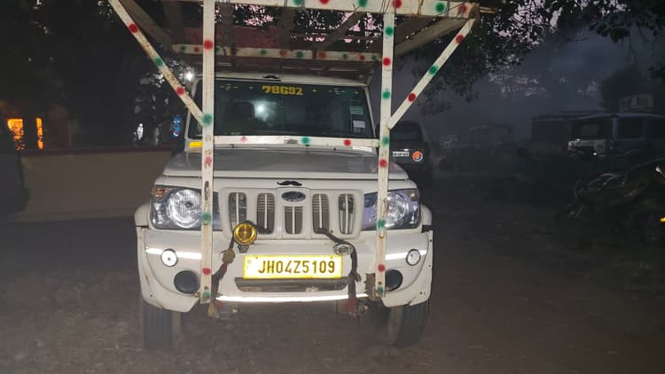 पालोजोरी : आठ मवेशी से भरा पिकअप जब्त, पशु क्रूरता का खुलासा