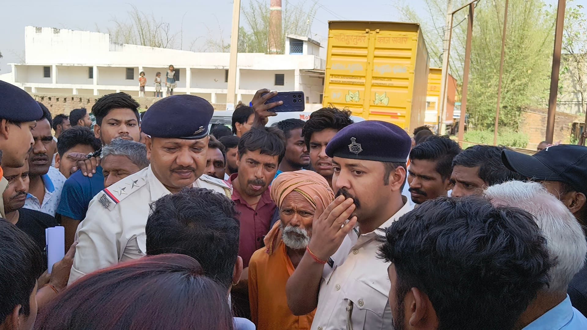 झगड़ा छुड़ाने गया युवक मारपीट में हुआ था घायल,  मौत के बाद लोगों न किया सड़क जाम