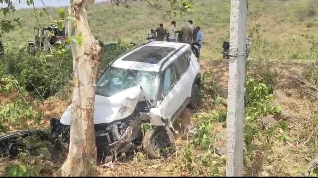 तेज रफ्तार स्कॉर्पियो पेड़ से टकरायी, तीन गंभीर घायल