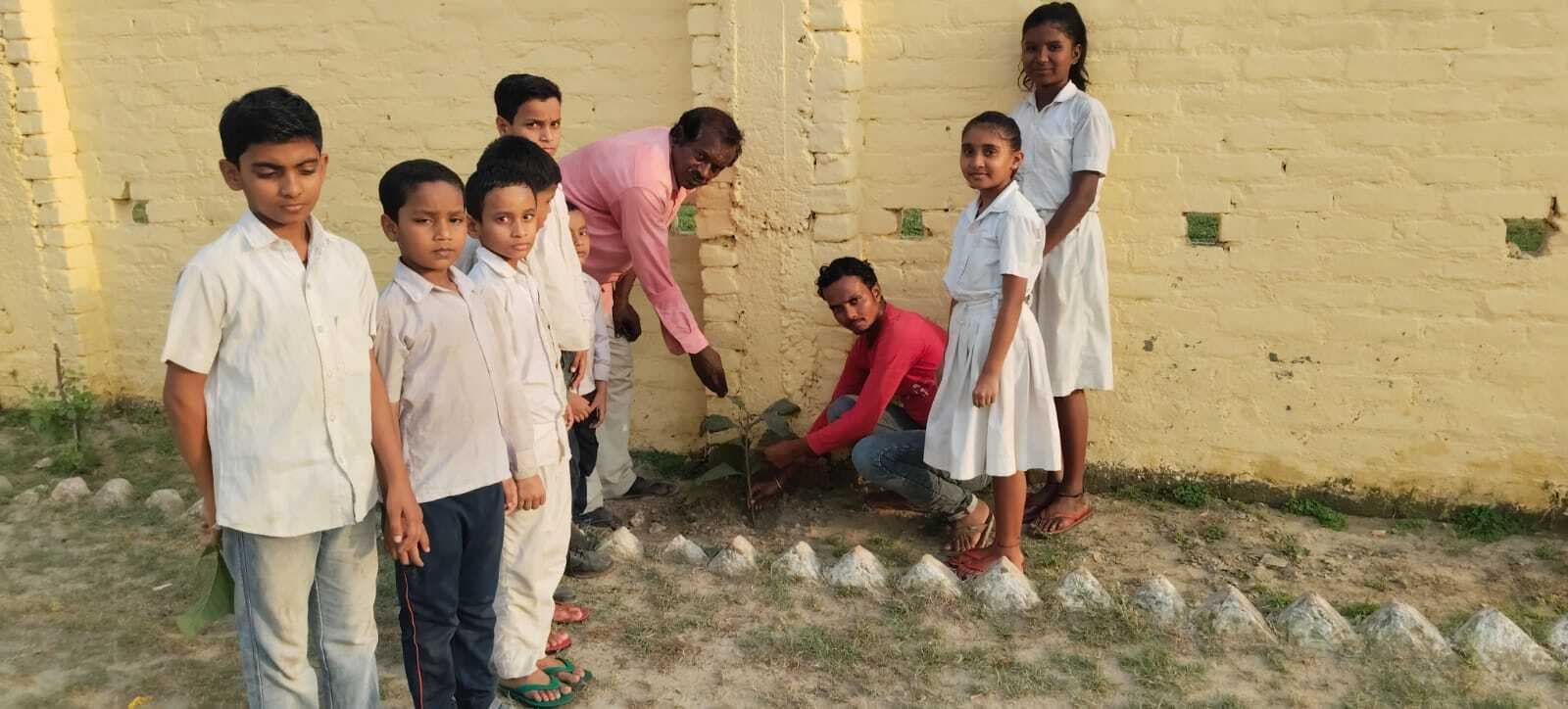 स्कूली बच्चों ने पौधारोपण कर मनाया पृथ्वी दिवस