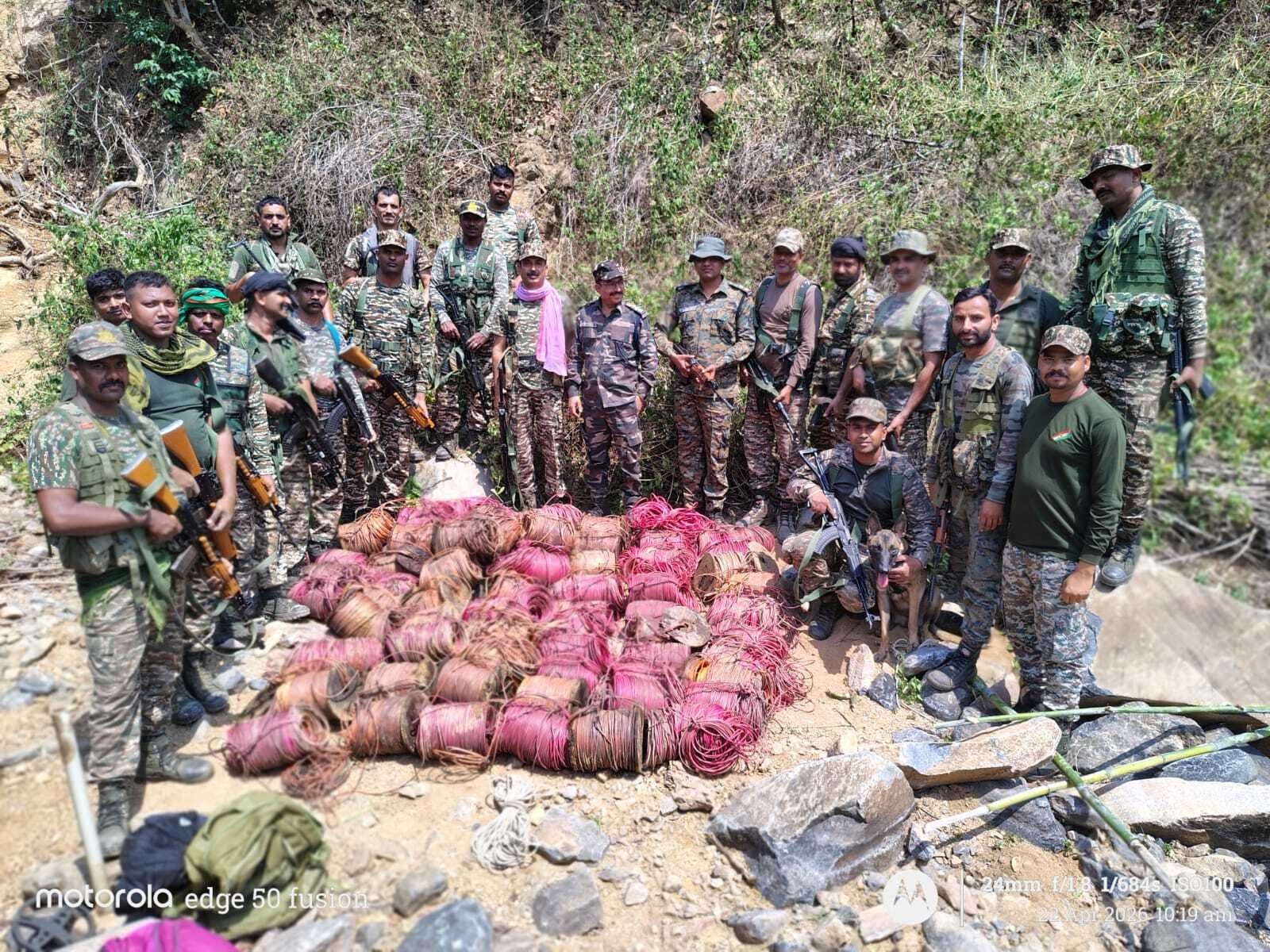 Giridih News :पारसनाथ पहाड़ के जोकाई नाला के पास से भारी मात्रा में कोडेक्स वायर बरामद