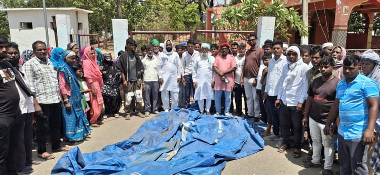 Giridih News :छेड़खानी के आरोपित की गिरफ्तारी की मांग को ले प्रदर्शन