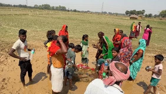 परासी गांव में सूखी जमीन से अचानक निकली पानी की धारा