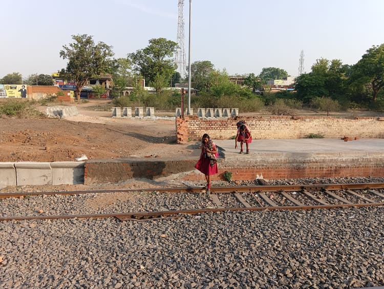 Giridih News :पटरी पार कर स्कूल जाते हैं बच्चे