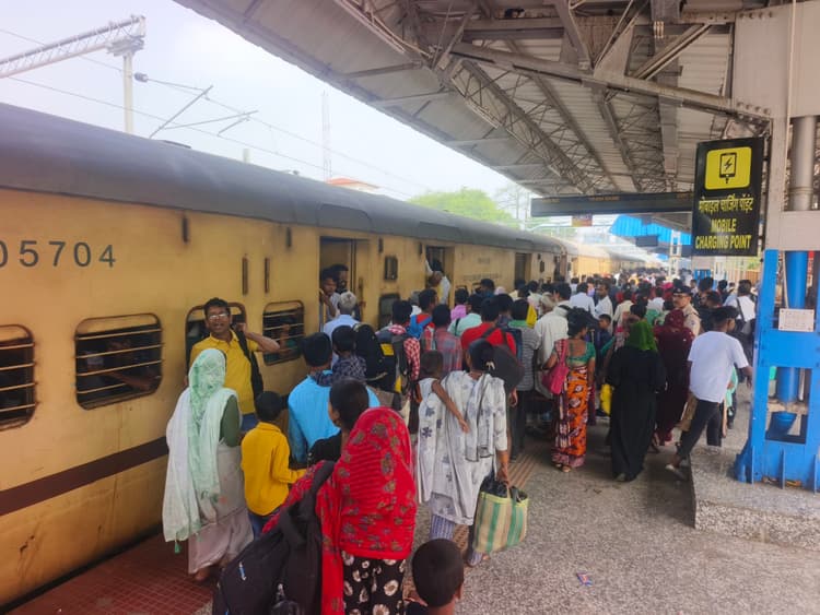 ठाकुरगंज होकर चलने वाली ट्रेनों में हालत बदतर