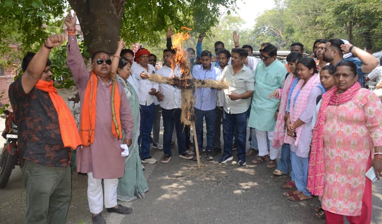 Dhanbad News: नारी शक्ति अधिनियम के विरोध पर भाजयुमो ने विपक्षी दलों का पुतला फूंका