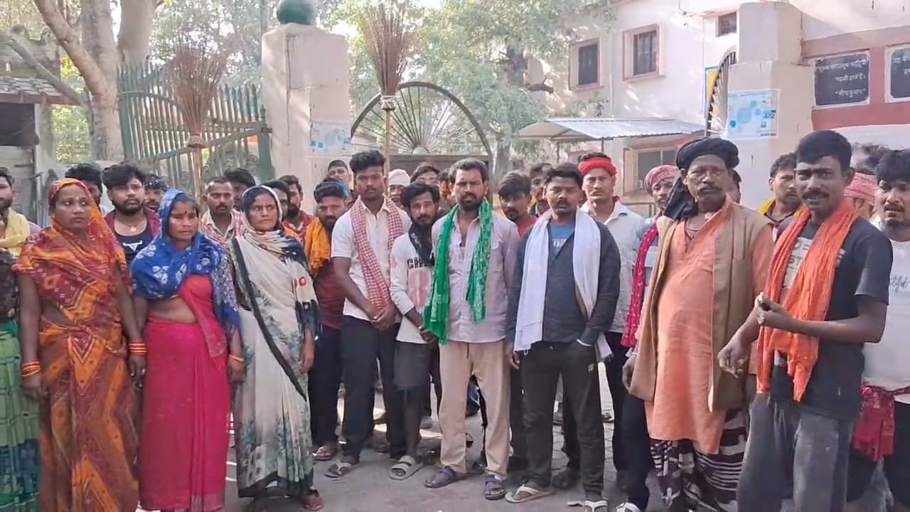 हड़ताल पर गये नगर पंचायत के सफाई कर्मी, शहर में लगा कूड़े का अंबार