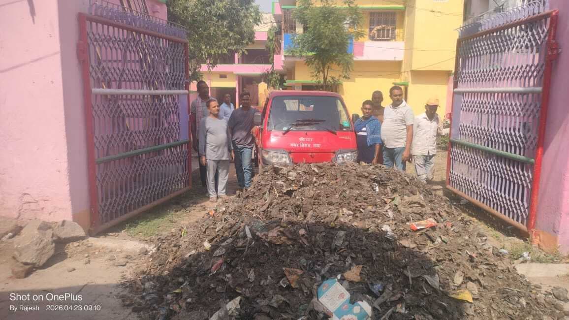 बकाया पैसा मांगने पर ठेकेदार के घर के गेट पर फेंका कचरा