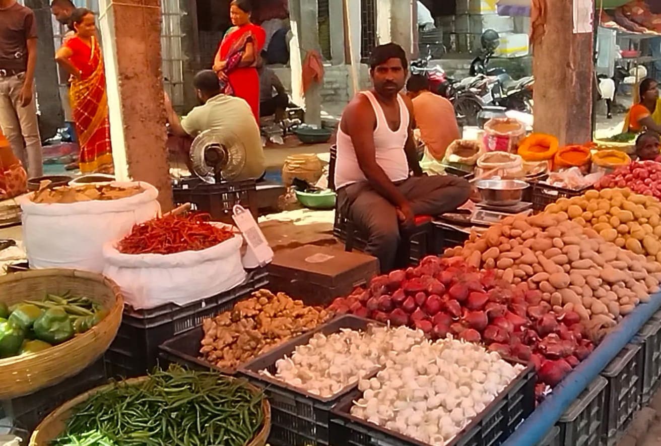 कसबा गुदड़ी बाजार में सब्जी विक्रेताओं से मनमाना वसूली