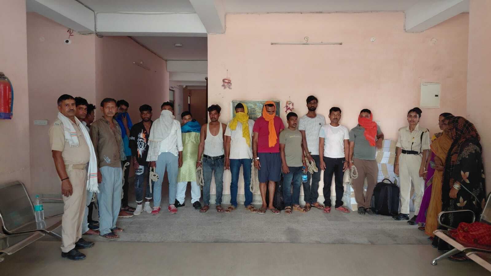 देसी शराब के साथ तीन महिला तस्कर व 15 शराबी गिरफ्तार