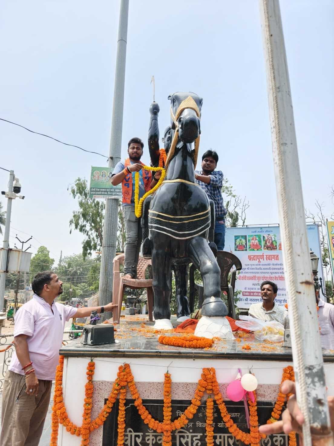 अभाविप कार्यकर्ताओं ने जयंती पर वीर कुंवर सिंह को किया याद