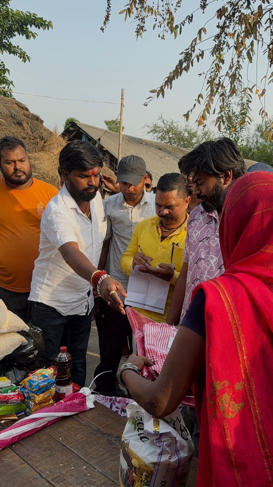 मधुकरचक में अग्निपीड़ित परिवारों के बीच राहत सामग्री का वितरण