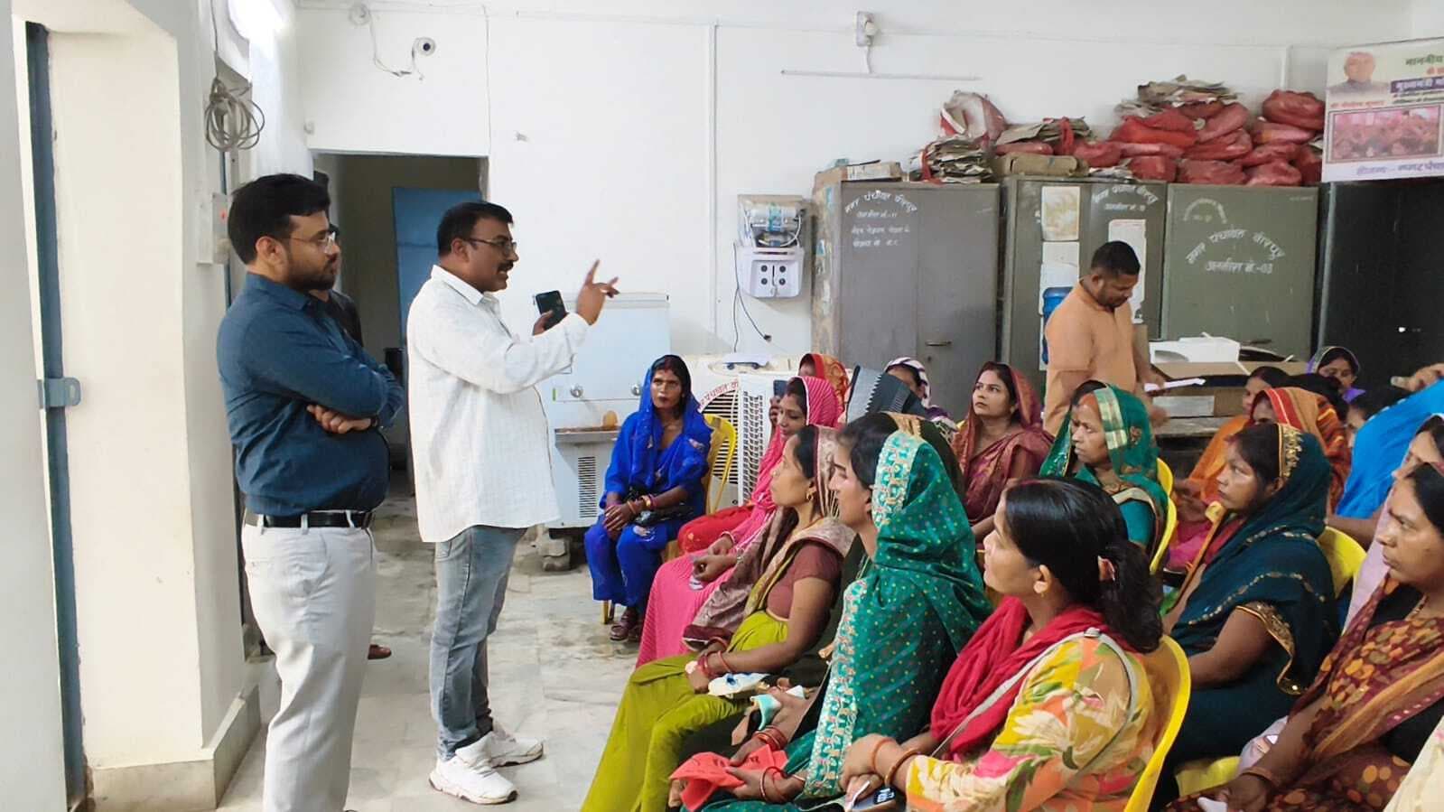 आजीविका महिलाओं को स्व-गणना का प्रशिक्षण शुरू