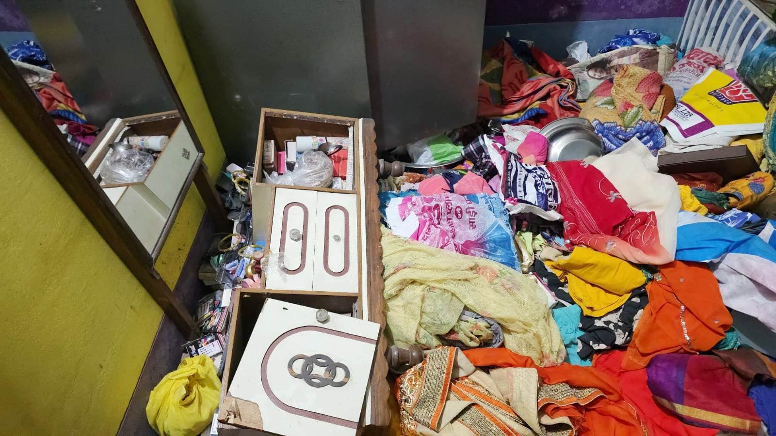 कटर मशीन से ताला काटकर पूर्व उप प्रमुख के घर से उड़ाये 90 लाख की संपत्ति चोरी