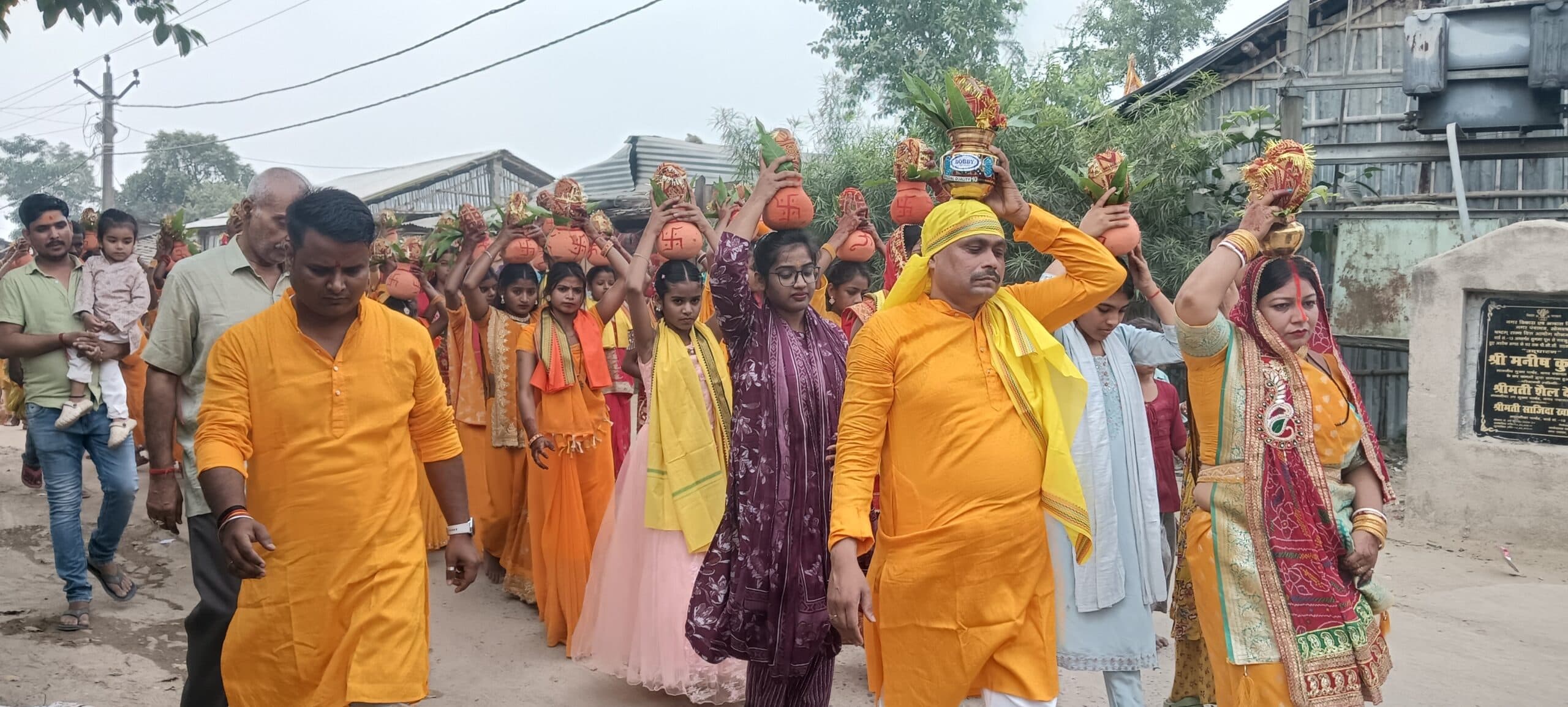 हनुमान मंदिर में प्राण प्रतिष्ठा अनुष्ठान को ले निकली कलशयात्रा