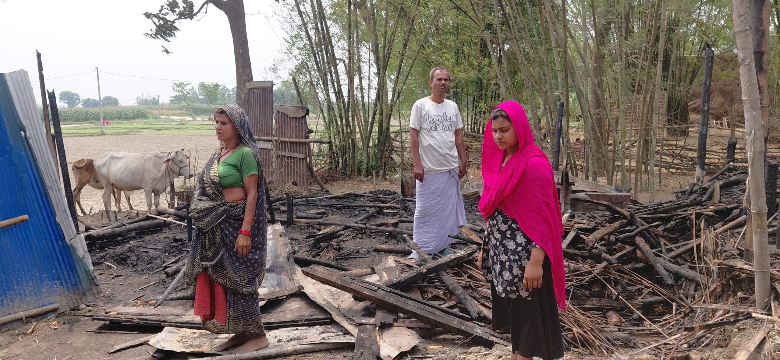 आग लगने से तीन घर जले