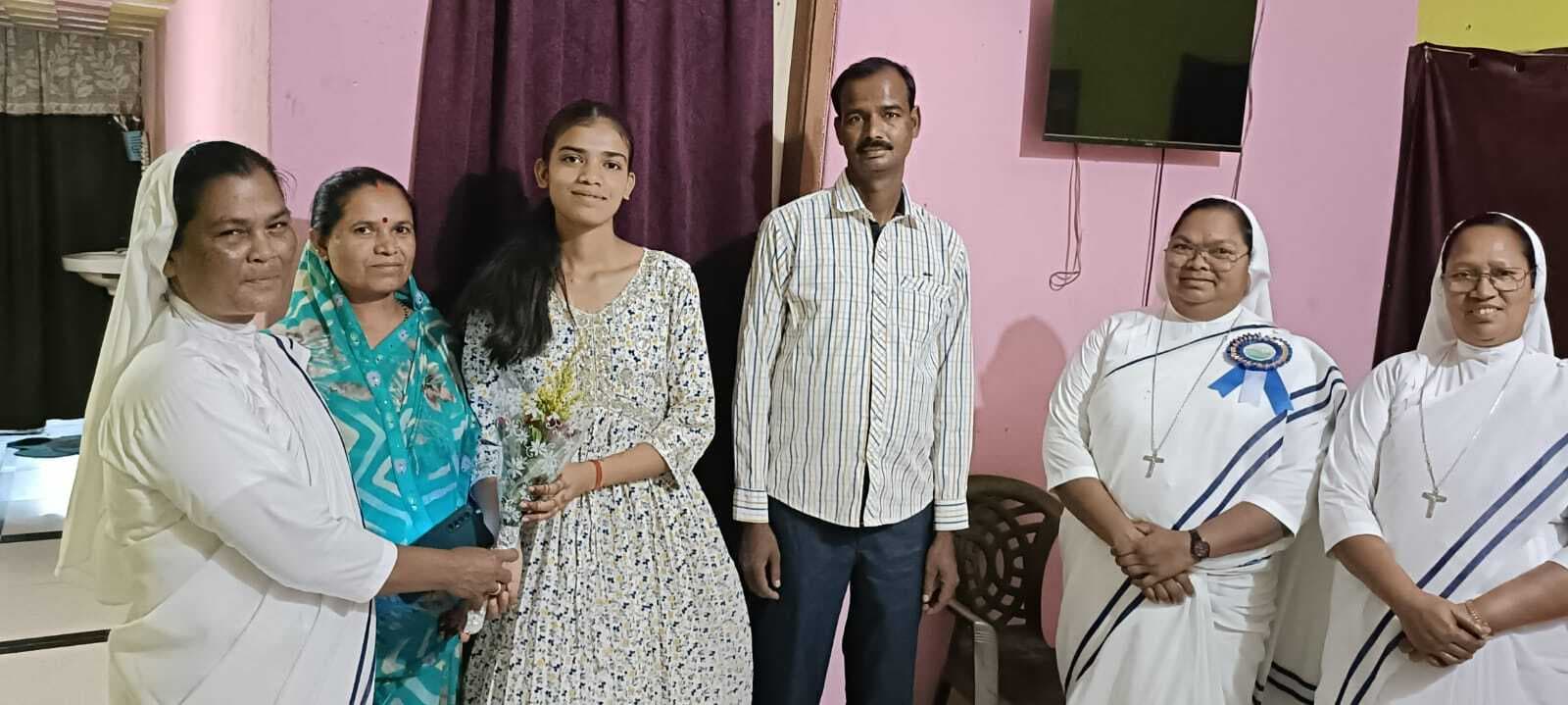 चिकेन बेचनेवाली की बेटी बनी जिला की सेकेंड टॉपर