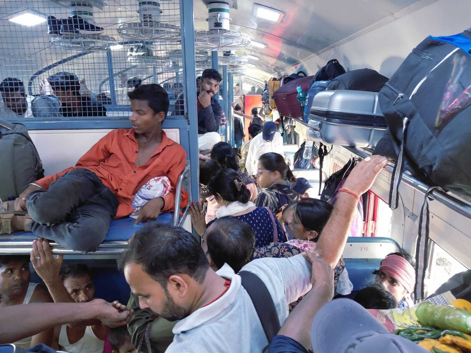 भेड़-बकरियों की तरह जनरल क्लास में यात्रा कर रहे रेलयात्री