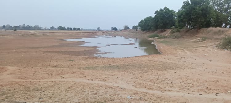 Giridih News :गर्मी से सूखने लगे नदी और तालाब