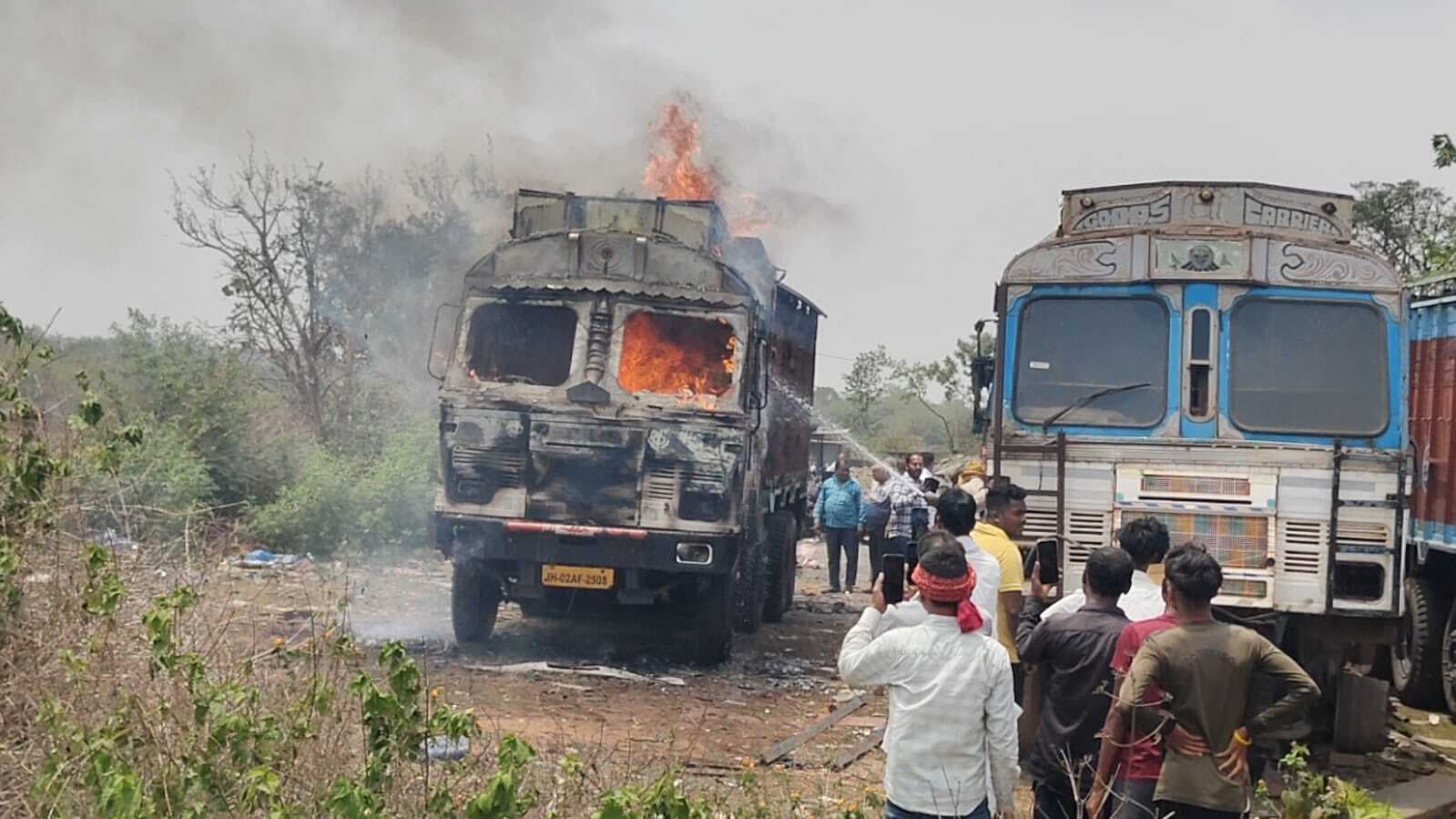 Giridih News :खड़े ट्रक में लगी आग, मची अफरा-तफरी