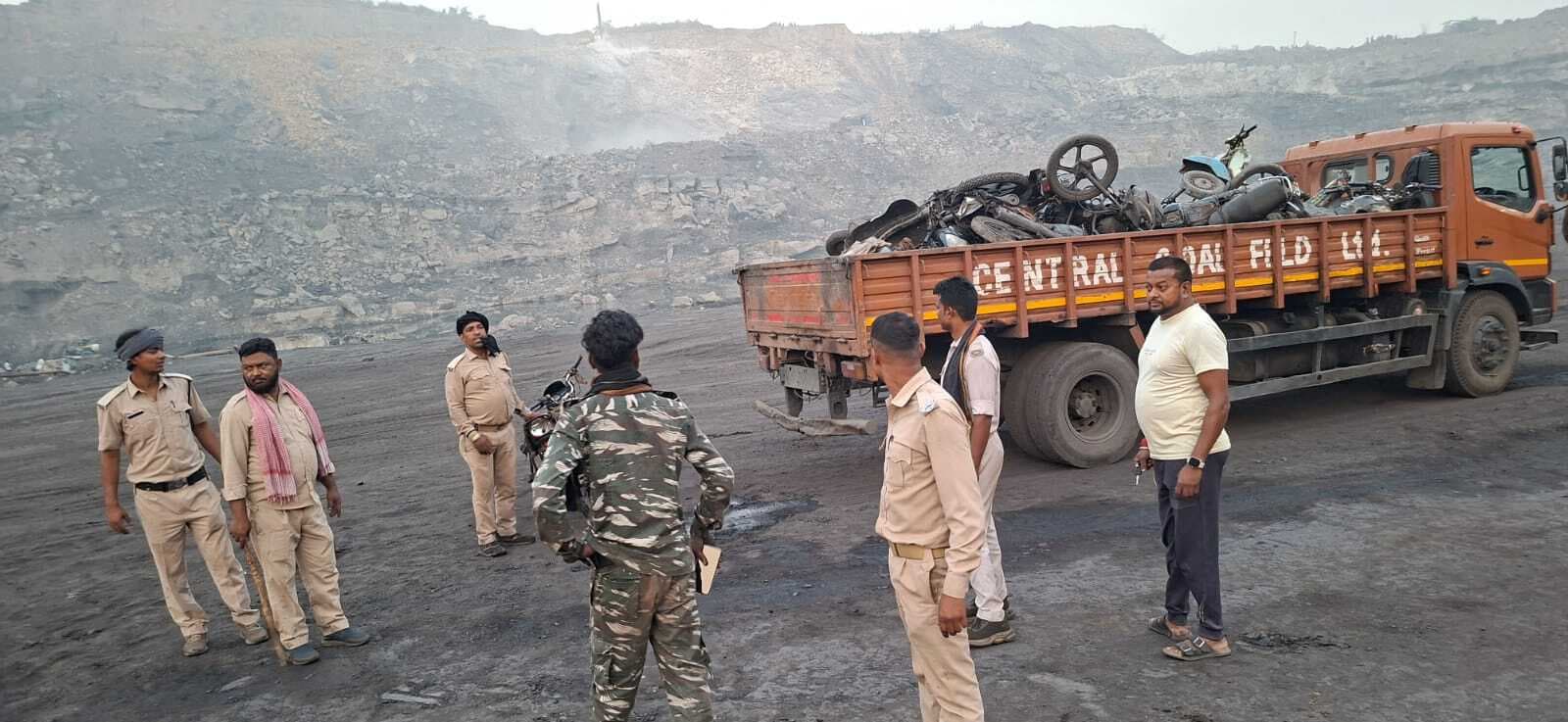 Giridih News :कबरीबाद माइंस में छापेमारी, 15 बाइक जब्त