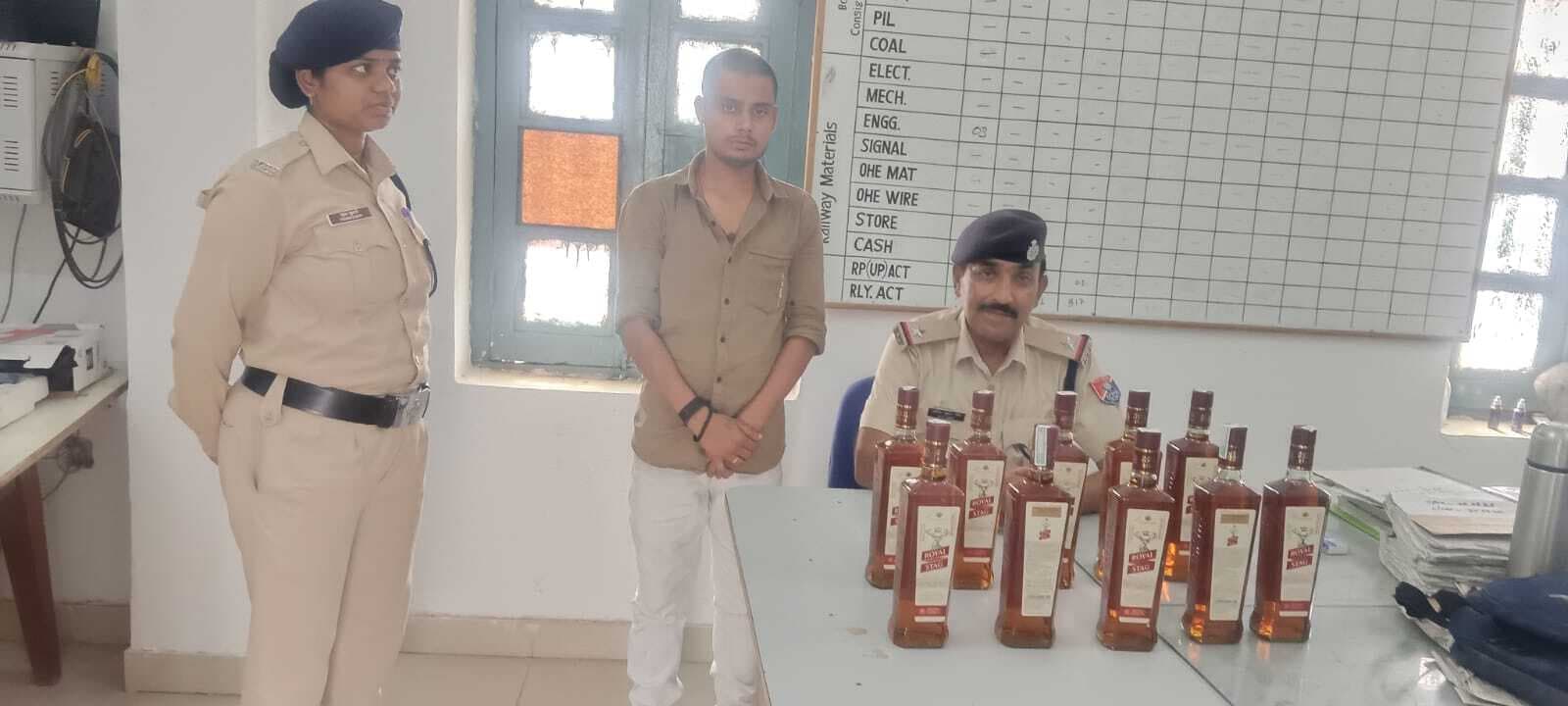 Giridih News :आरपीएफ ने 10 बोतल अंग्रेजी शराब के साथ युवक को पकड़ा