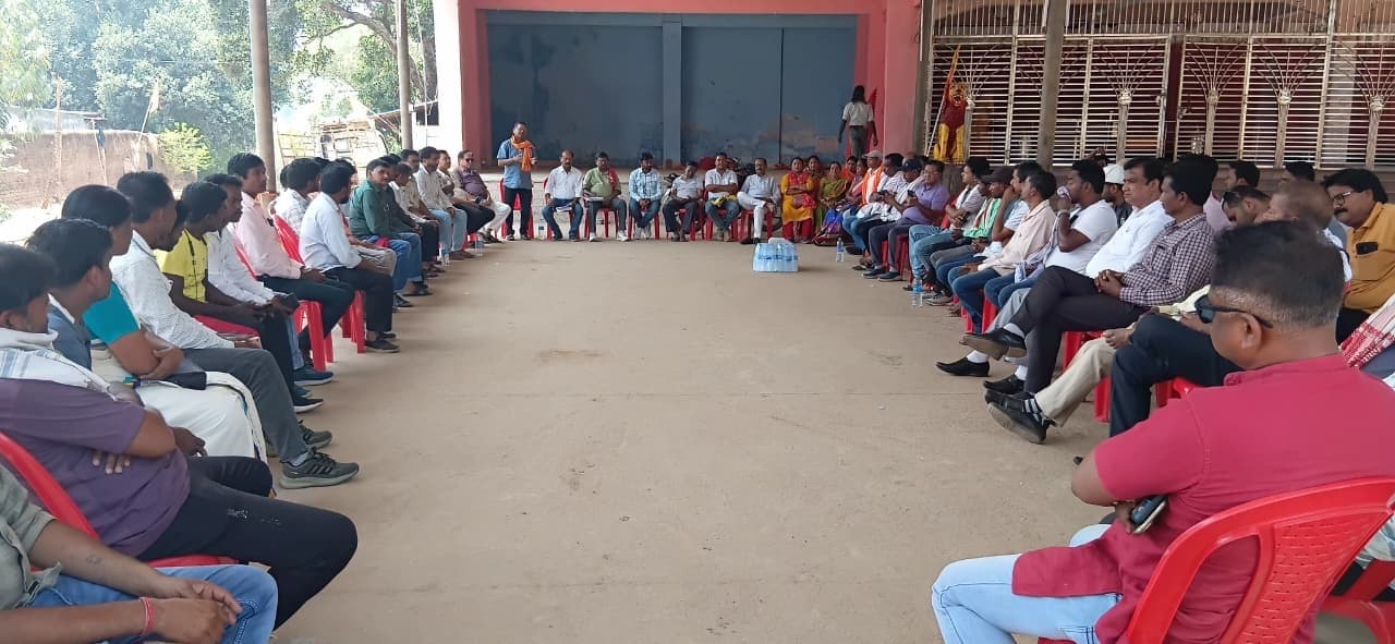 Chaibasa News : मनोहरपुर में ओवरब्रिज निर्माण के लिए होगा बड़ा आंदोलन, रेलवे को अल्टीमेटम