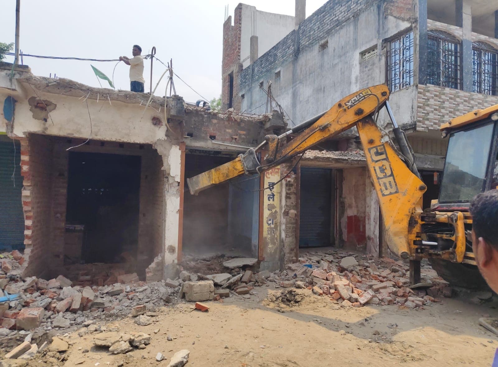 महमूद चौक पर अतिक्रमण पर चला बुलडोजर