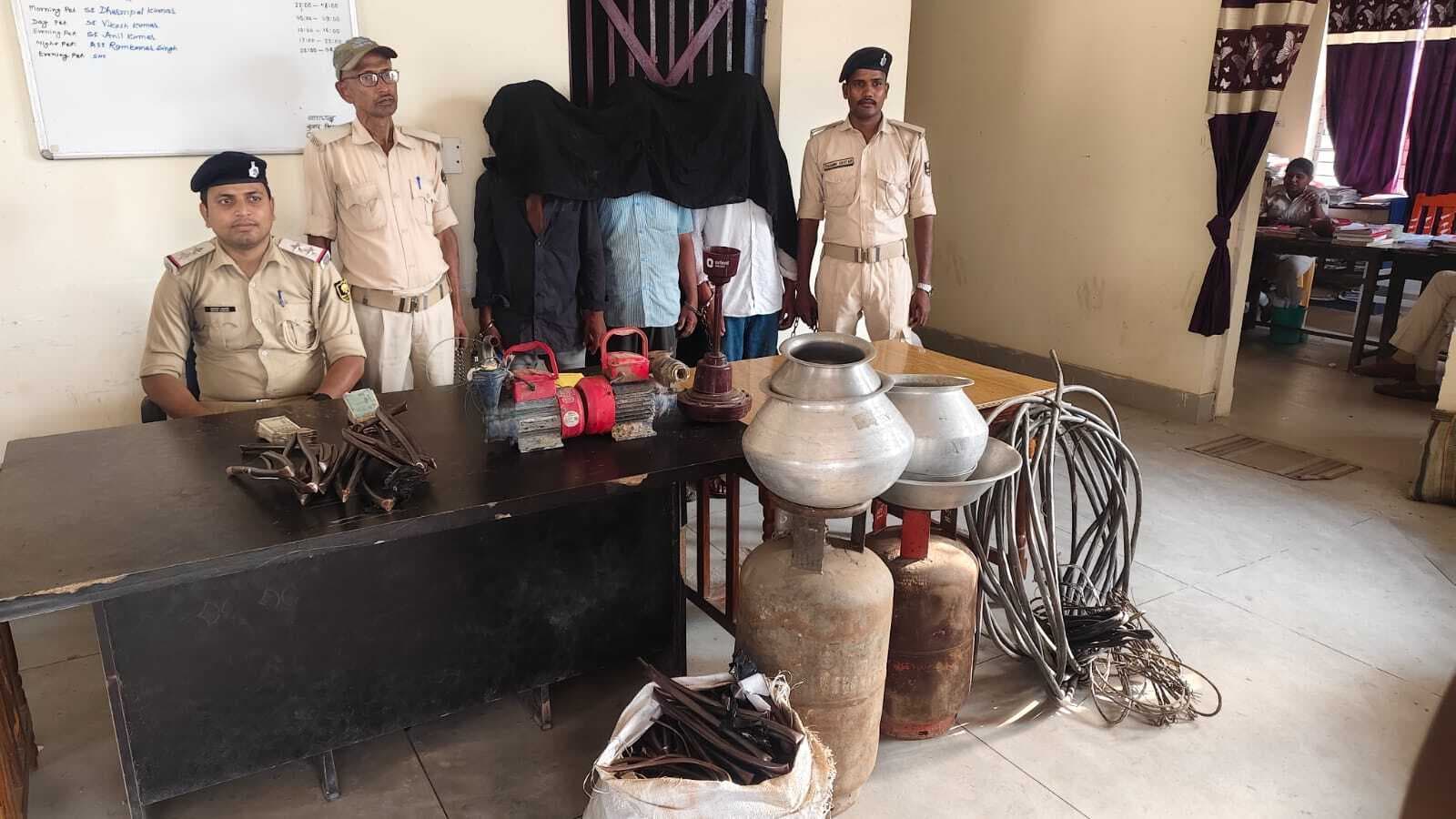 सिटी कार्ट स्टोर में चोरी कांड के तीन आरोपित गिरफ्तार, सामान बरामद