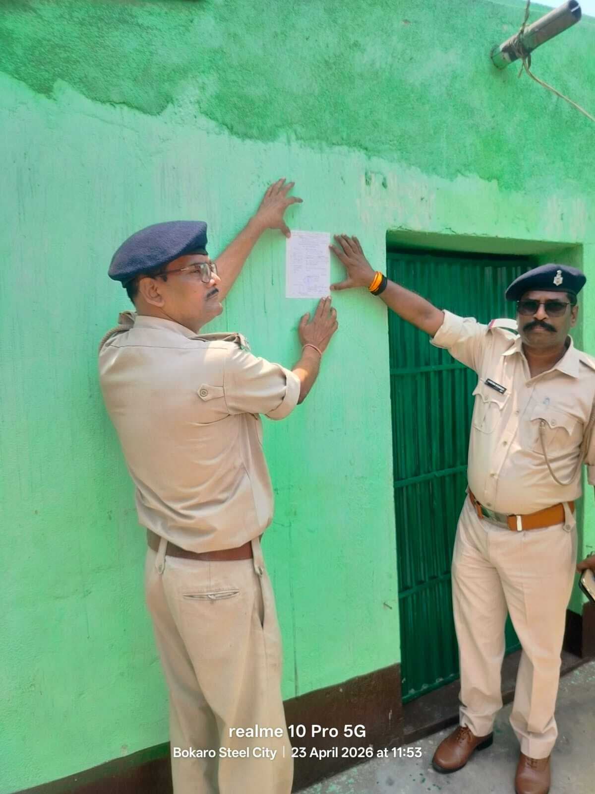 Bokaro News : फरार आरोपी के आवास पर चिपकाया इश्तेहार