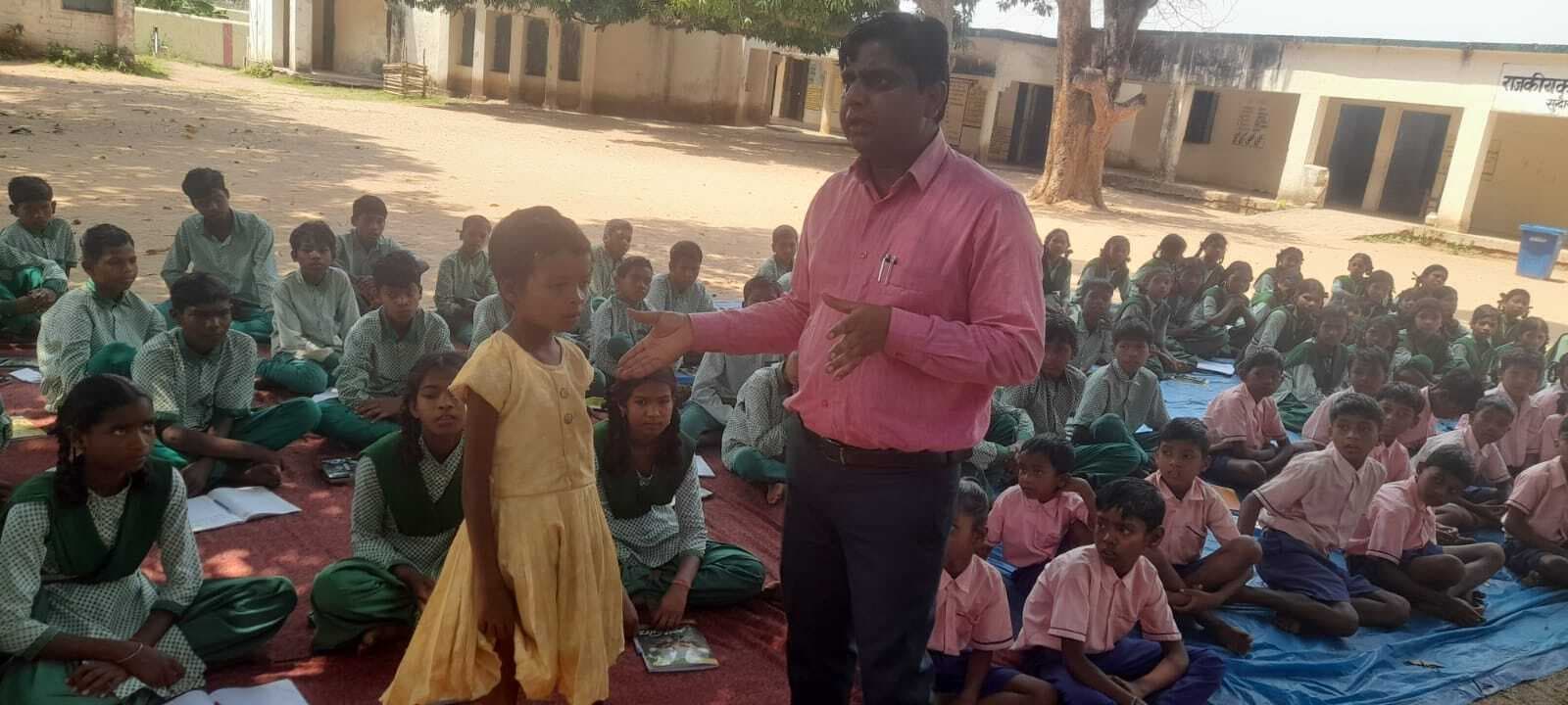 स्कूल में बेहोश होनेवाली बच्ची का डीएसइ ने लिया हालचाल