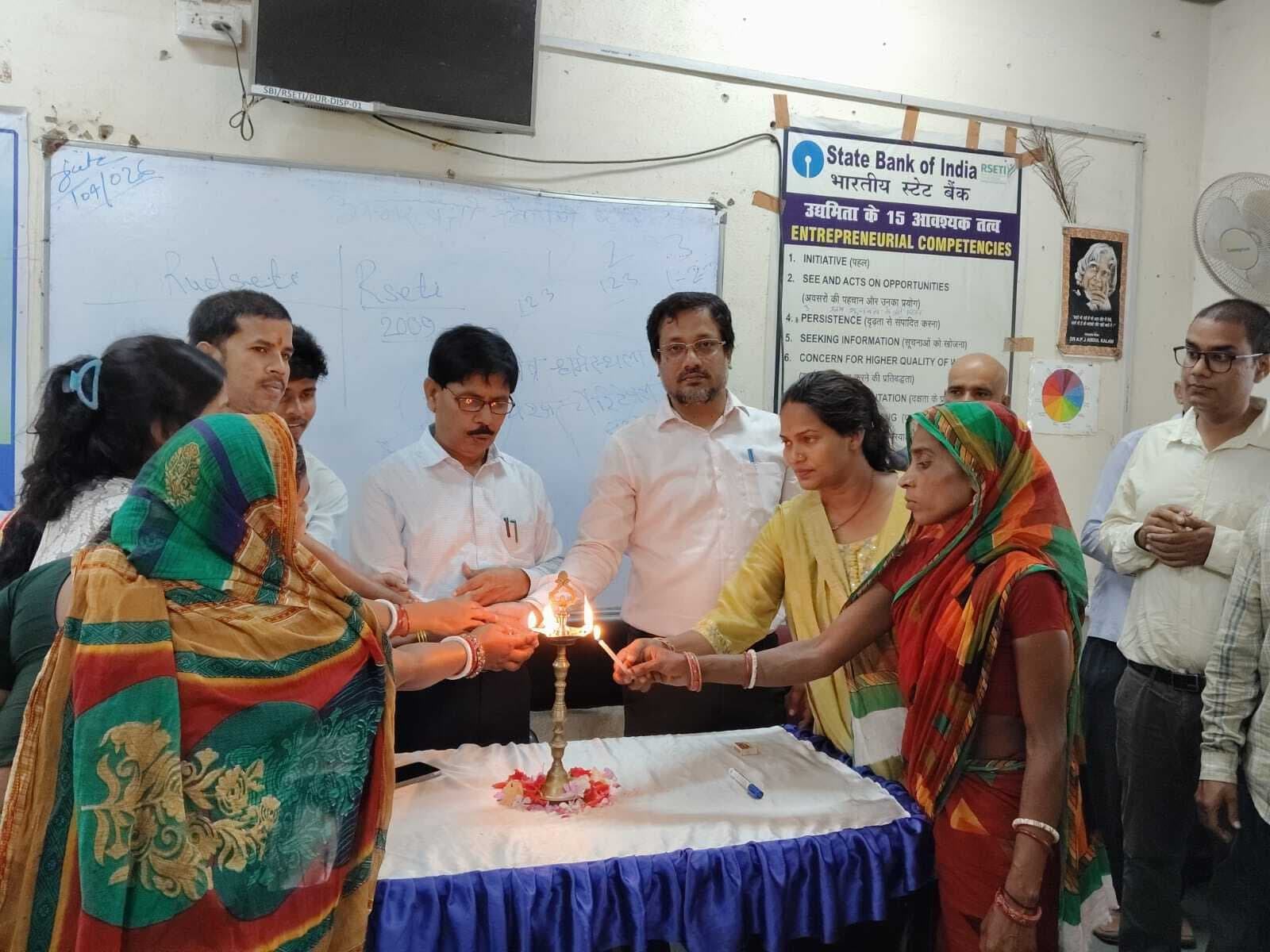 एसबीआई आरसेटी में पशुपालन विभाग  के  35 अभ्यर्थियों को बकरी पालन का दिया प्रशिक्षण