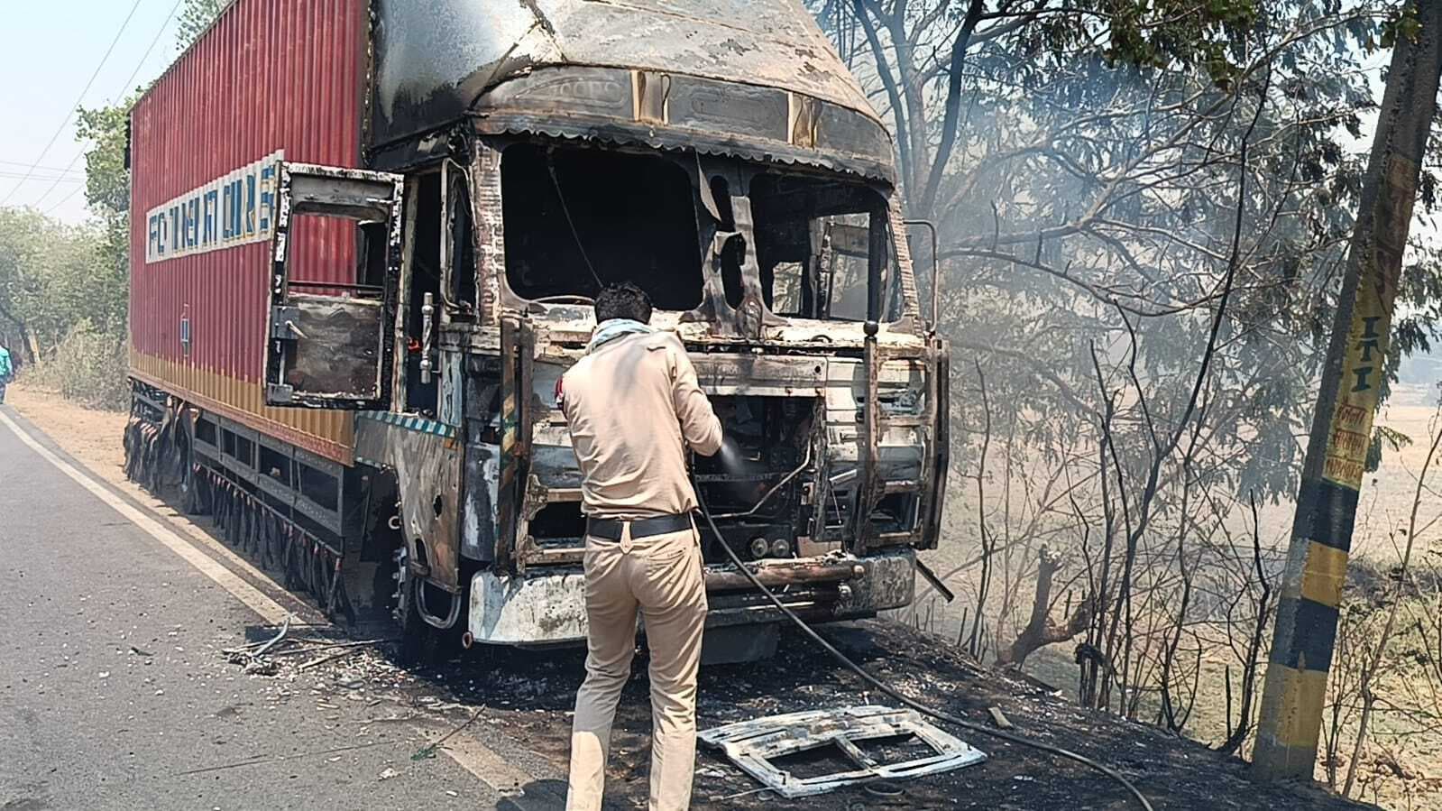 बिजली तार की चपेट में आकर कंटेनर में लगी आग, चालक-खलासी सुरक्षित