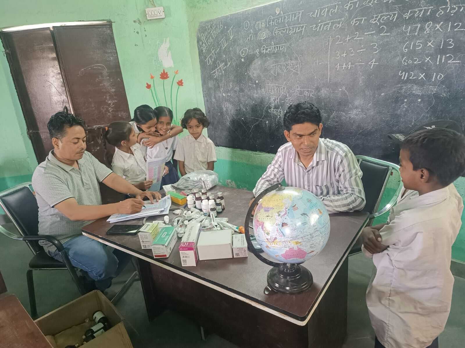 स्कूली बच्चों की हुई स्वास्थ्य जांच