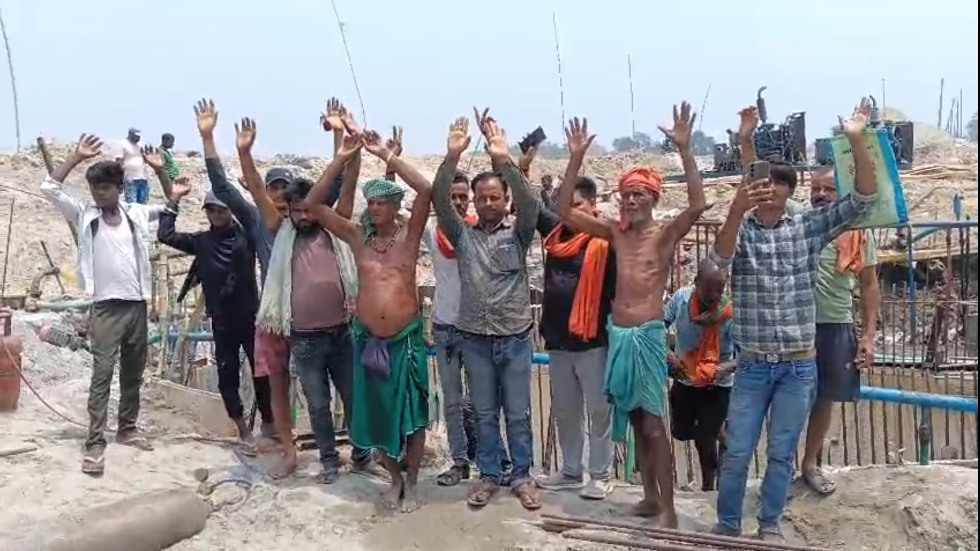 गेंडा नदी पर बन रहे पुल में गुणवत्ता से खिलाड़, ग्रामीणों ने डीएम से की कार्रवाई की मांग