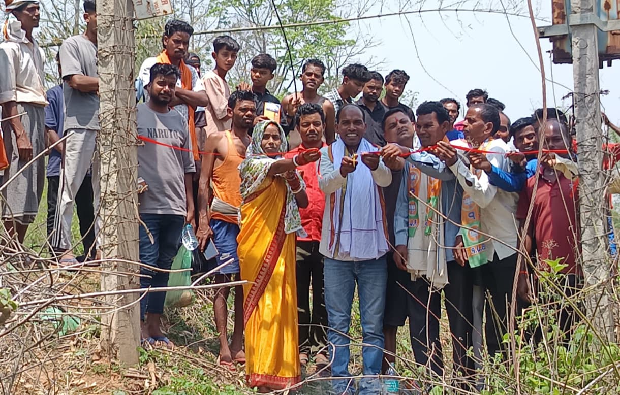 सांसद की पहल से लगाये गये ट्रांसफॉर्मर का उद्घाटन