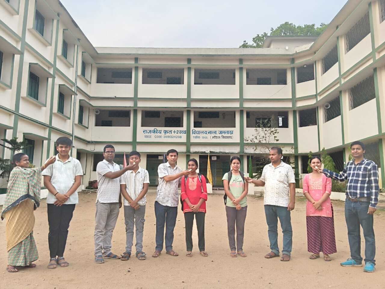 शिक्षकों ने छात्र-छात्राओं को मिठाई खिलाकर जतायी खुशी