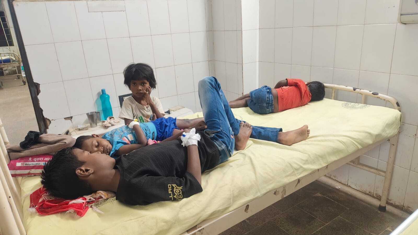 खुशियों में पड़ा खलल, बासी मिठाई खाने से एक ही गांव के दर्जनों बच्चे बीमार